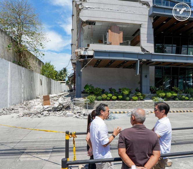 Marcos gives P100M to General Santos; P50K to kin of quake victims