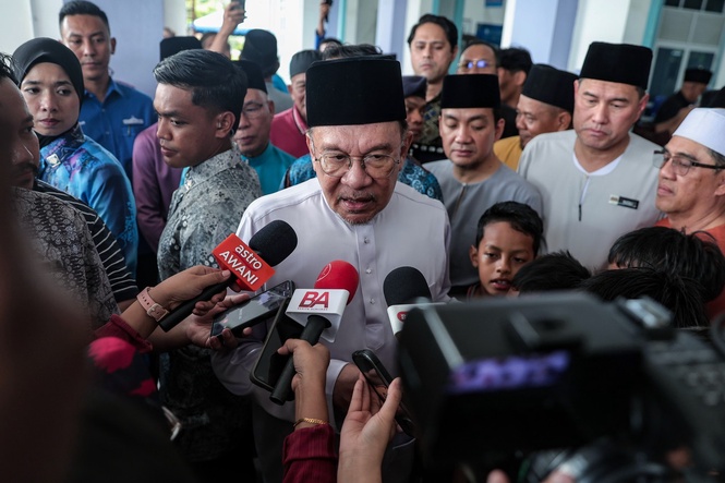 Image from: List of MACC chief candidates submitted to King: Anwar