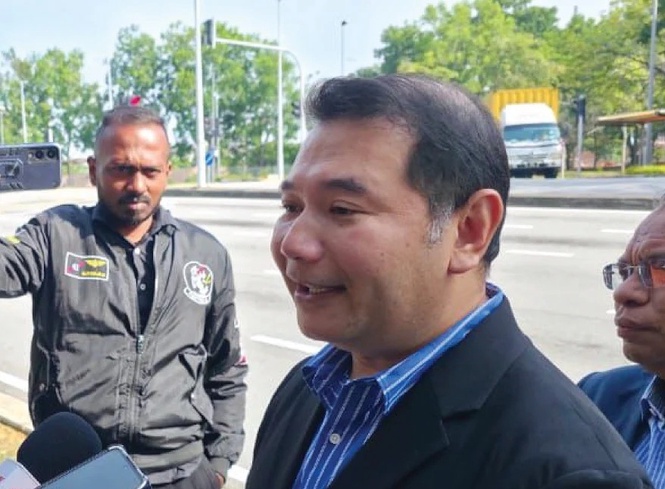 Image from: Kes kontrak RM1.1 bilion: Rafizi serah bukti tambahan 28 halaman kepada SPRM
