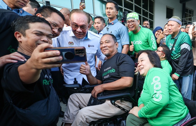 Image from: Perlindungan Perkeso dipeluaskan kepada warga Malaysia bekerja di luar negara: Anwar
