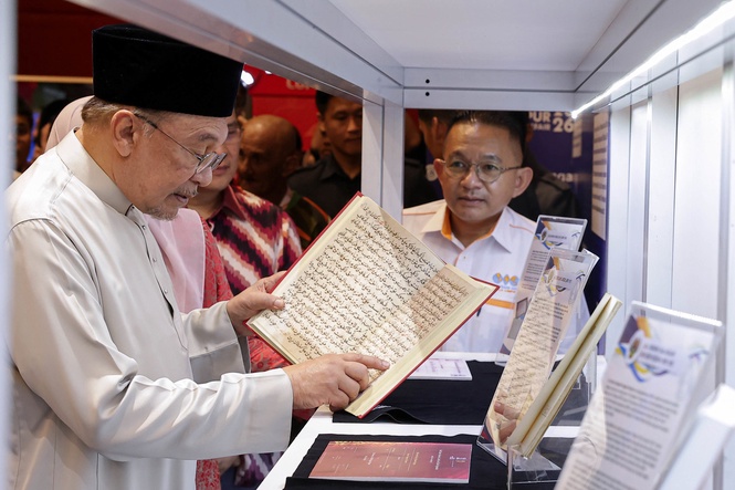 Image from: Baucar buku RM100 diteruskan untuk pelajar sekolah menengah, IPTA: Anwar