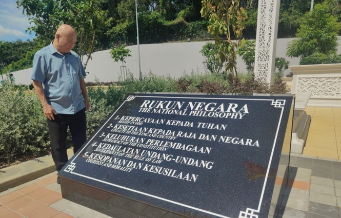 Image from: Ronnie Liu patuh nasihat Sultan, ziarah Monumen Rukun Negara