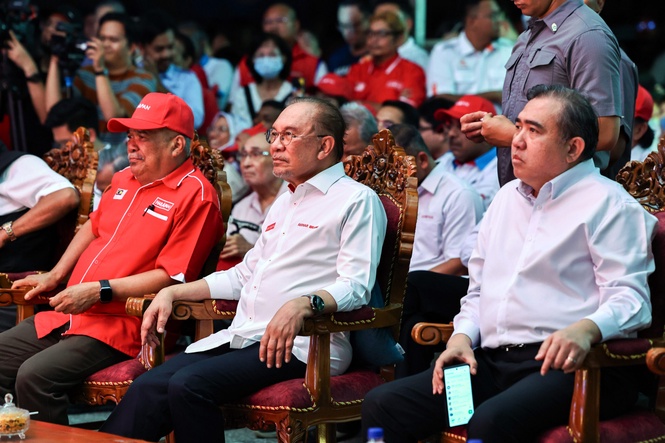 Image from: PM mahu budaya rakyat beratur panjang terima bantuan dihentikan
