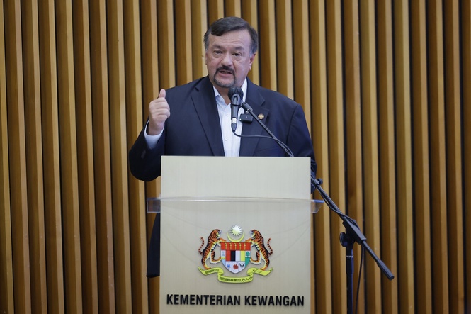 Image from: MyKad-based diesel subsidy to plug up to 1 billion litres in annual fuel leakage : Amir Hamzah