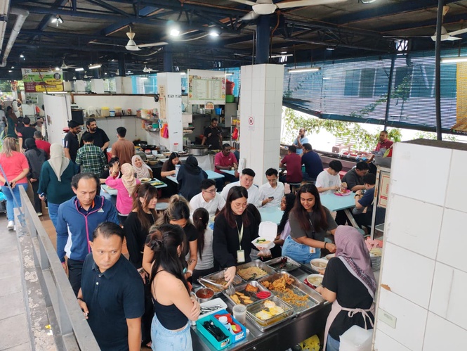 Image from: Eat here if you dare: The sauna hawker centres that KL’s office workers are forced to call home – Ravindran Raman Kutty