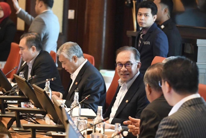 Image from: ‘Tak nak duduk semeja tapi tiap minggu presiden anda duduk sebelah Setiausaha Agung DAP’ Loke bidas Onn Hafiz
