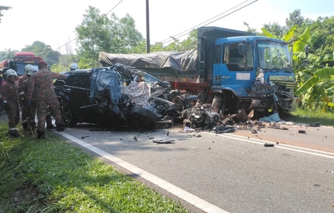 Image from: Enam sekeluarga termasuk bayi maut dalam kemalangan libatkan lori tanah, SUV