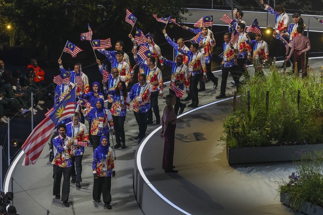 Image from: Culture of privilege? Experts question why non-essential officials joined athletes in Glasgow parade