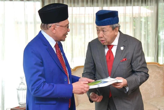 Image from: Sultan Sharafuddin puji Anwar teruskan projek LRT3 Laluan Shah Alam
