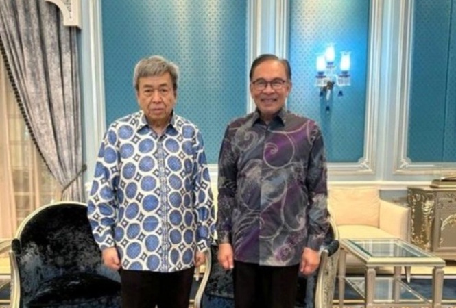 Image from: Sultan Sharafuddin praises Anwar for seeing Shah Alam LRT3 through to completion
