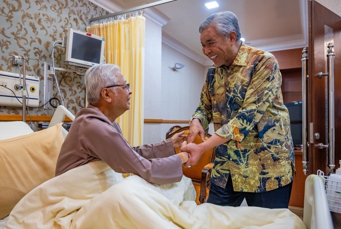 Image from: ‘May he be granted a full recovery’: Ahmad Zahid Visits Ismail Sabri at IJN