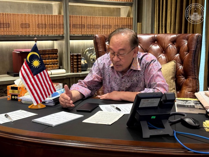 Image from: Anwar to hear Loke’s views before deciding on resignation offer over Najib pardon