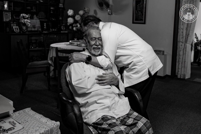 Image from: Anwar receives heartbreaking news of brother Idrus’ death while returning from China