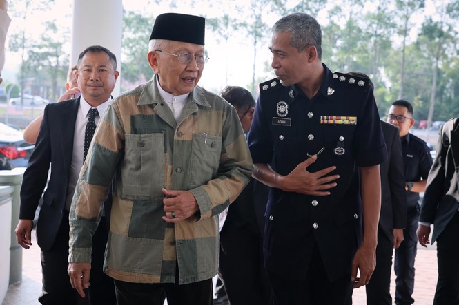 Image from: Rais Yatim mengaku tidak bersalah atas tuduhan menghasut