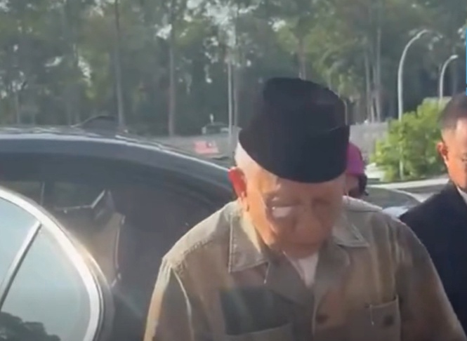 Image from: Rais Yatim tiba di Mahkamah Sesyen Ayer Keroh, berdepan tuduhan bawah Akta Hasutan