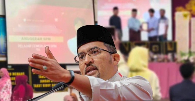 Image from: Pelajar SPM 9A didakwa ditahan sijil kerana tunggakan sumbangan PIBG, Dr Asyraf Wajdi bersuara. 'Tak perlu sekat, kena ada ihsan'