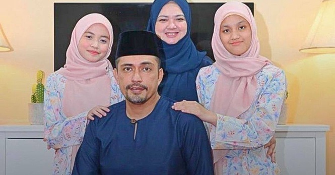 Image from: Adi Putra komunikasi guna bahasa isyarat, anak alami masalah pendengaran. 'Tidak dikurnia anak kandung, ALLAH tetap beri terbaik'