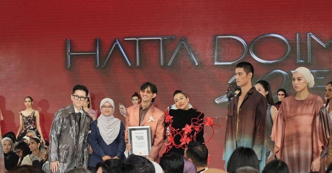 Image from: 'Saya lebih ingat siapa di sisi' – Hatta Dolmat cipta sejarah sempena 20 tahun dalam fesyen, raih pengiktirafan MBOR