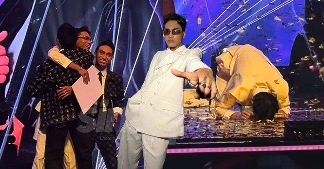 Image from: 'Abah, saya berjaya!' - Sujud syukur atas pentas, Hussain sebak diumumkan juara Big Stage Rocketfuel