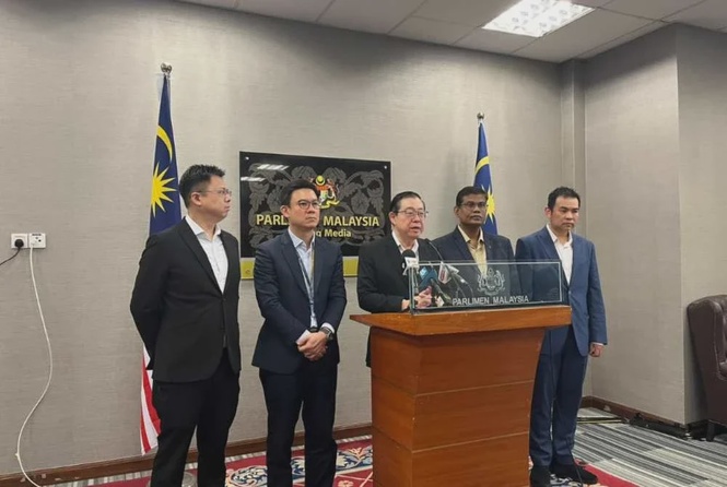 Guan Eng (tiga dari kiri) ketika sidang akhbar di Parlimen pada Rabu.