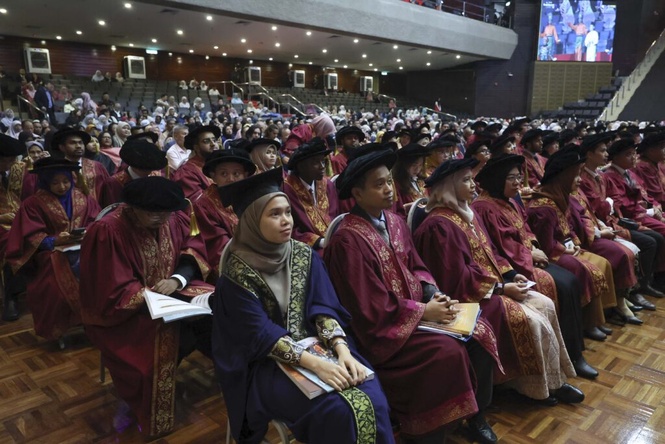Image from: Sebungkus nasi bahagi dua, duit poket hanya RM300