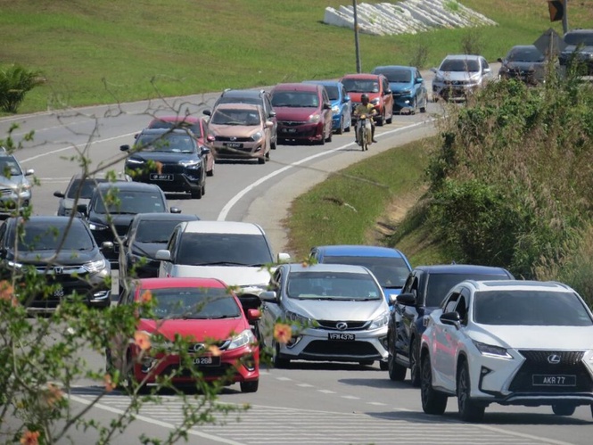 Image from: Aliran trafik lebuh raya mula sesak teruk tengah hari ini