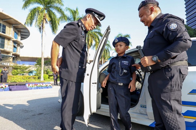 Image from: Kanak-kanak autisme capai impian naik kereta polis