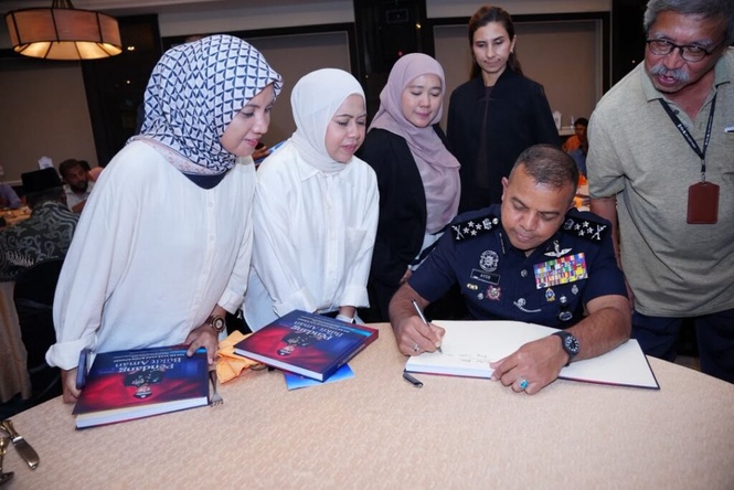 Image from: Ayob Khan bersara Ahad ini