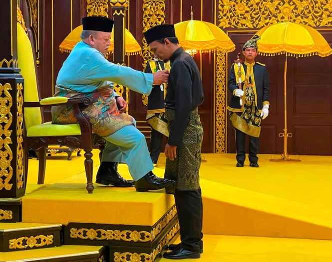 Image from: Wartawan Utusan Malaysia terima pingat kebesaran Perlis