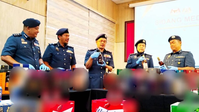 Image from: Dua premis diserbu seludup minuman keras guna setem cukai palsu