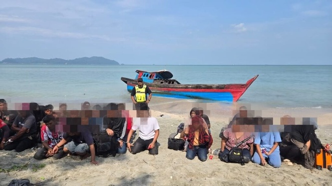 Image from: Cubaan masuk 34 PATI gagal, bot berjaya dipintas pihak berkuasa