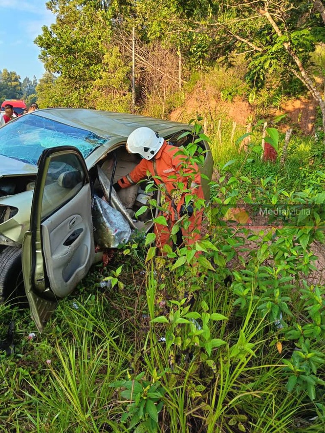 Image from: Ibu maut, anak cedera MPV terbabas langgar penghadang jalan