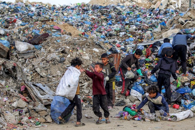 Image from: Rakyat Gaza korek timbunan sampah untuk memasak