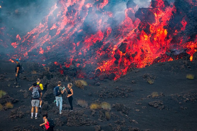 Image from: Ribuan pelancong lihat lahar menuruni lereng gunung berapi tertinggi Eropah