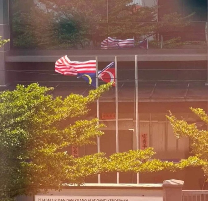 Image from: Pasang bendera terbalik, dua individu ditahan polis