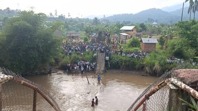 Image from: Jambatan utama runtuh di Congo, penduduk terputus bekalan makanan