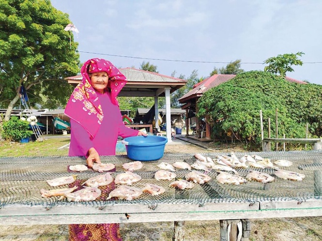 Image from: Usia 71 tidak halang Kelthum turun ke laut