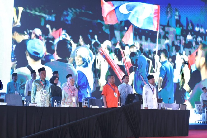 Image from: Hajiji hadir Kongres PKR, wakil BN-UMNO tidak kelihatan