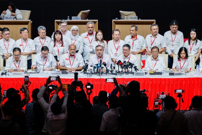 Image from: Kekal dalam kerajaan: Anthony Loke harap 242 perwakilan hormat keputusan majoriti