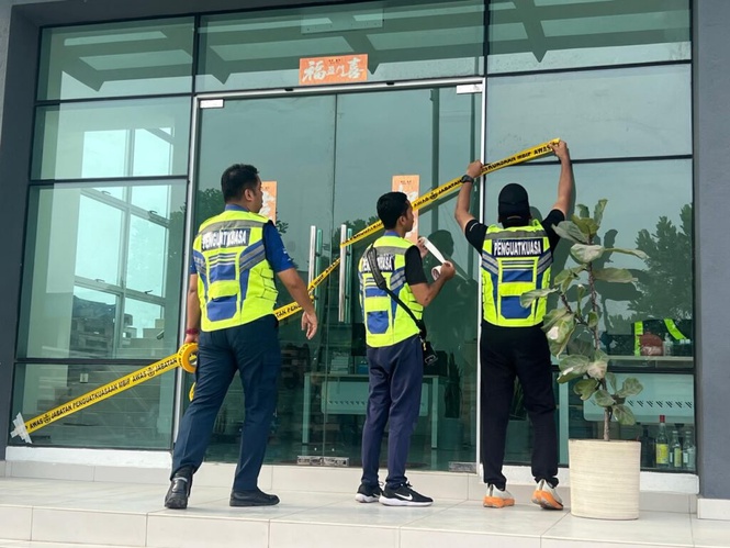 Image from: Kilang pasang bendera terbalik di Iskandar Puteri tiada lesen perniagaan sah