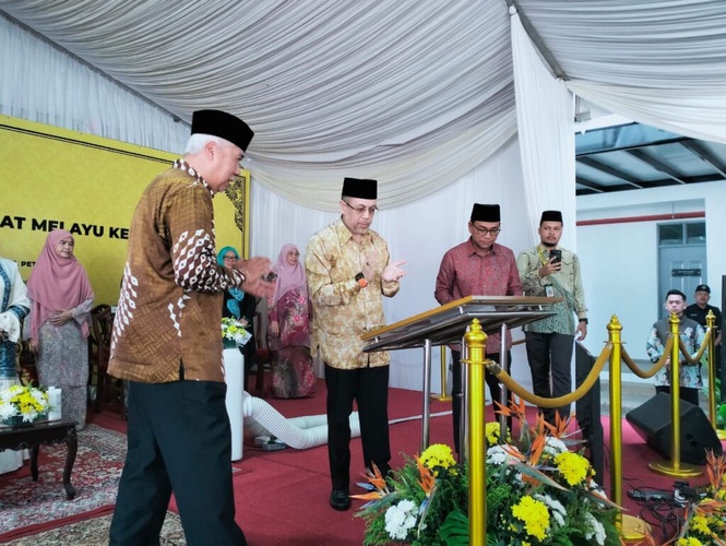 Image from: Tengku Mahkota Kelantan cemar duli rasmi Darul Quran MAIK Kampus Siswi