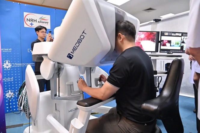 Image from: Thailand laksana pembedahan tele-robotik pertama
