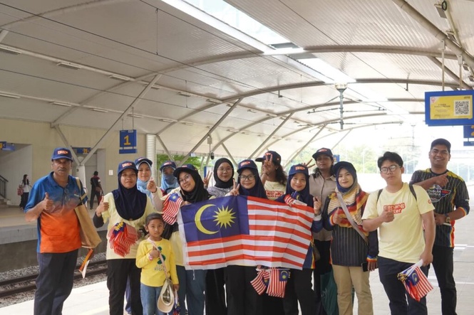 Image from: Anak angkat Steven bantu santuni 300 penumpang komuter, edar Jalur Gemilang