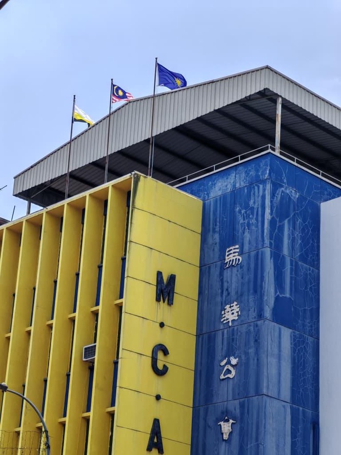 Image from: Kakitangan MCA Perak pasang bendera terbalik letak jawatan