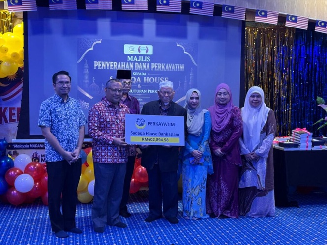 Image from: Perkayatim dibubar, Daud serah baki simpanan kepada Sadaqa House