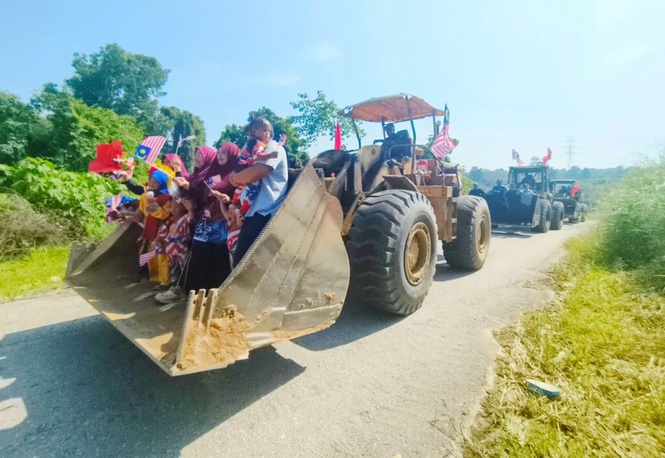 Image from: Lebih 10 buah jentolak ‘turun padang’ meriahkan sambutan Merdeka