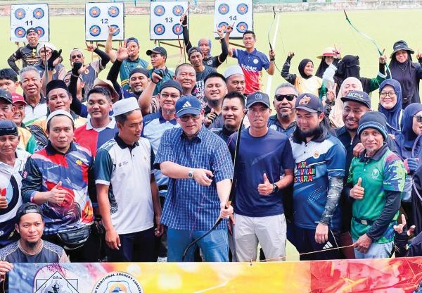Image from: Nizam dekati belia, santuni masyarakat Tawau tanpa kira fahaman politik