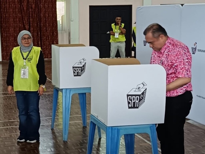Image from: Anthony Loke mengundi di Seremban