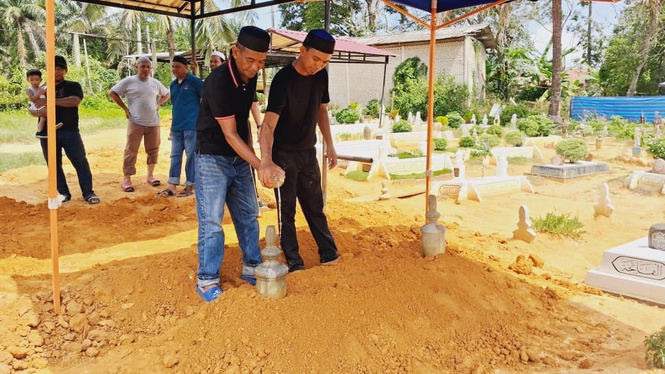 Image from: Enam jam selepas Konstabel Muhammad Raimi dikebumi, datuknya pula ‘pergi’