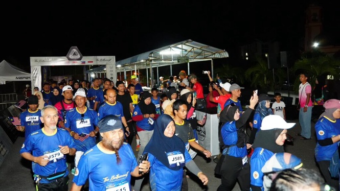 Image from: Pelbagai kaum meriahkan larian malam Padang Besar